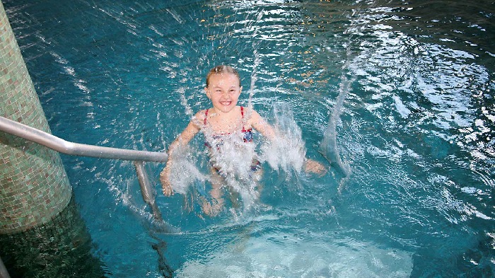 Schwimmbad und Familien-Textilsauna Schwimmbad und Familien-Textilsauna