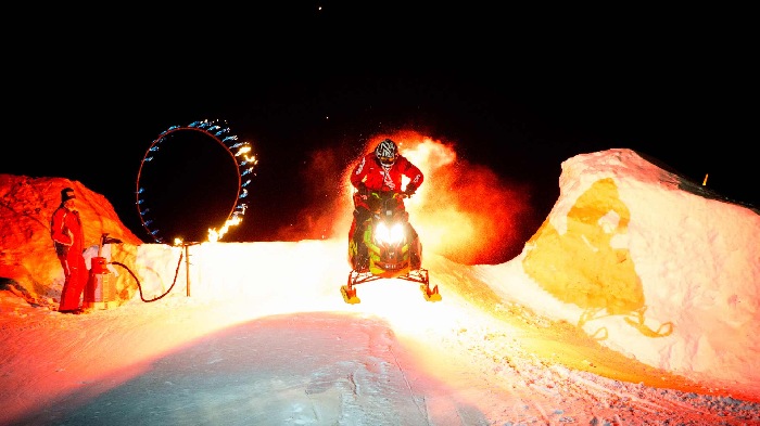 Actiongeladene Skishow am Festkogl um 21.00 Uhr jeden Dienstag